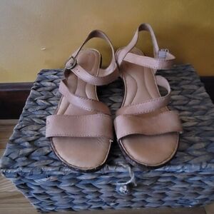 Born Sz 9.5 Women's Tan Sandals